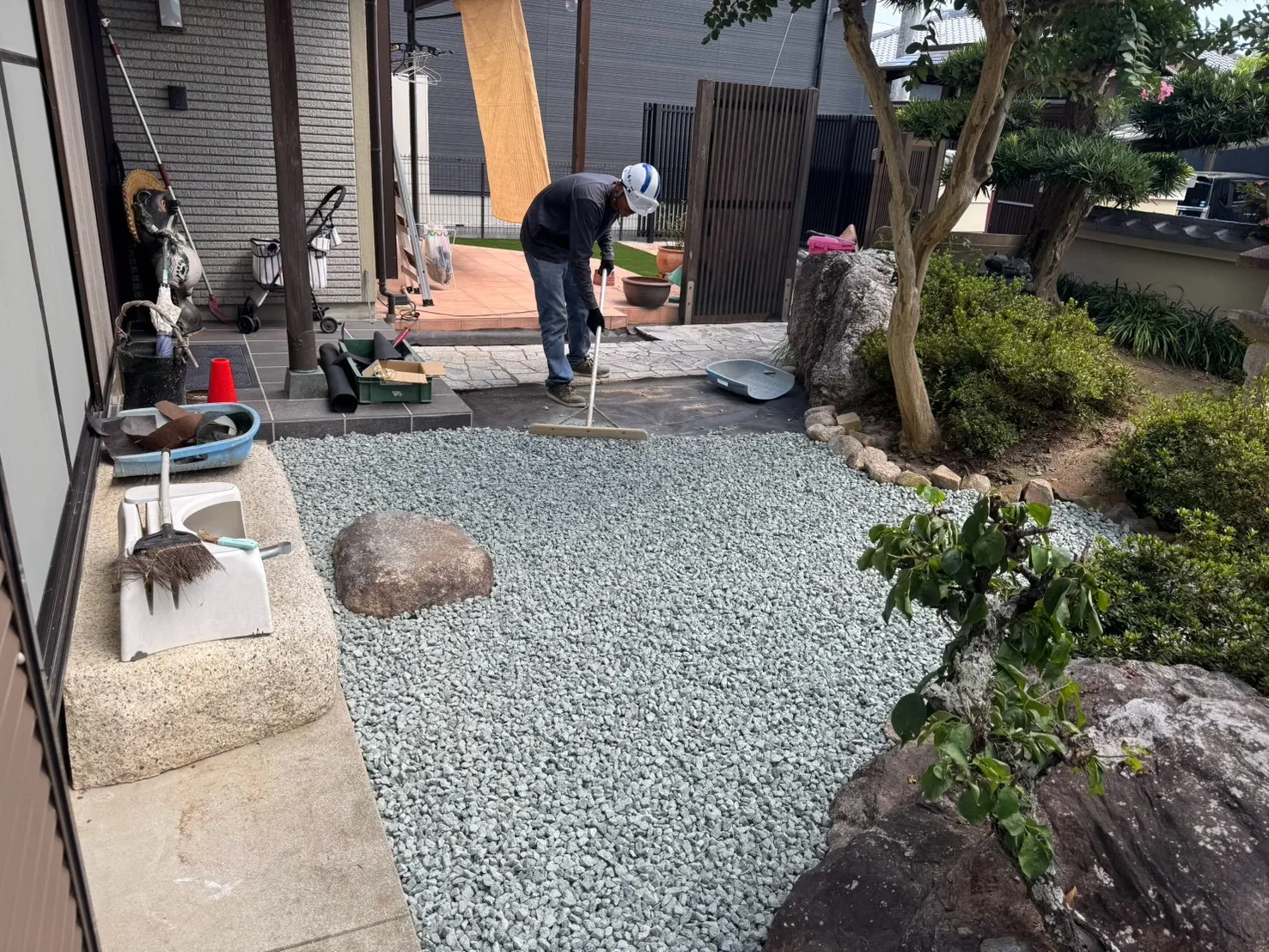 お庭の防草シート・砂利敷き工事|景観を生かした外構リフォーム